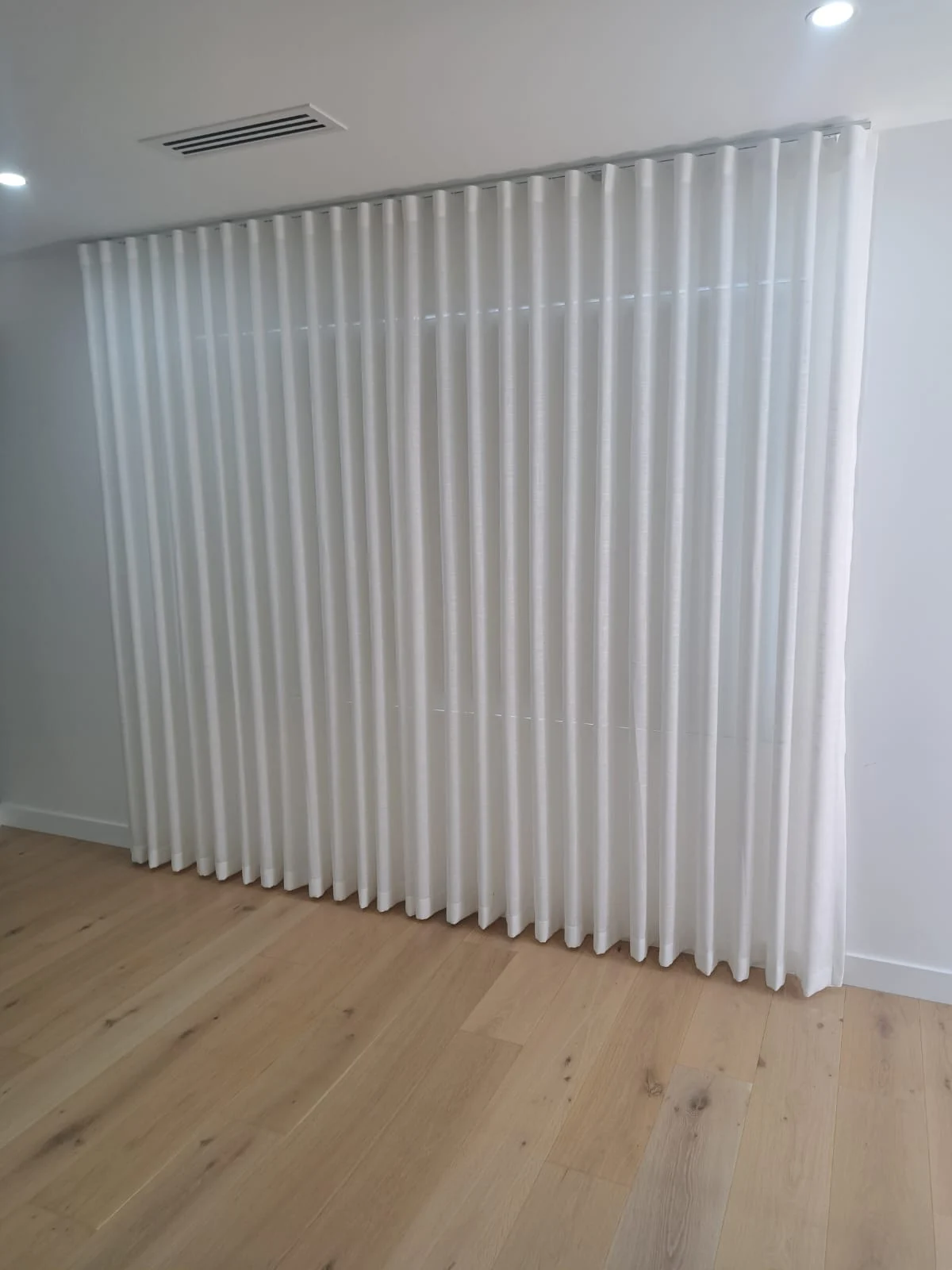 Even S-fold waves from heading to hem in a real supplied curtain photograph